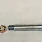 Палец рычага (Zhong Tong) нижний короткий (независимая подвеска) L=190 M36x1,5 с гайкой